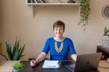 Devenir assistante sociale : réussir sa reconversion dans ce métier humain