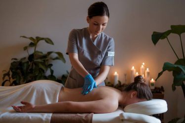Masseuse bien-être : métier, massage, salaire et rôle du masseur