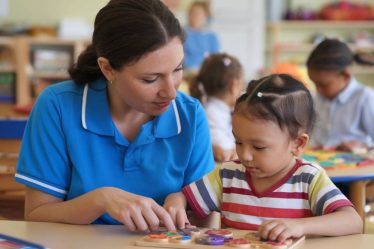 Formation aide éducatrice : métier, salaire et parcours éducateur