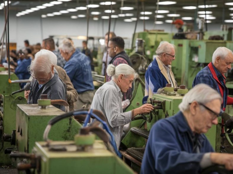Travailler avec des personnes âgées : métiers et rôles au quotidien